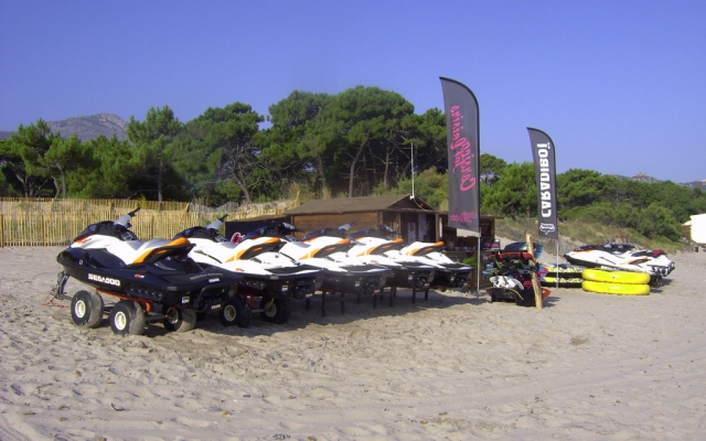 Base náutica de Corsica Jet Loisirs situada en la playa de Calvi 